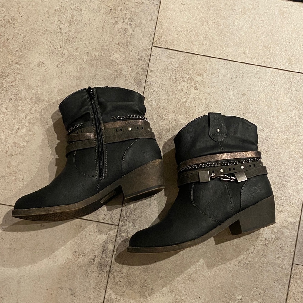 Jellypop Black Ankle Boots w/ Chain and straps